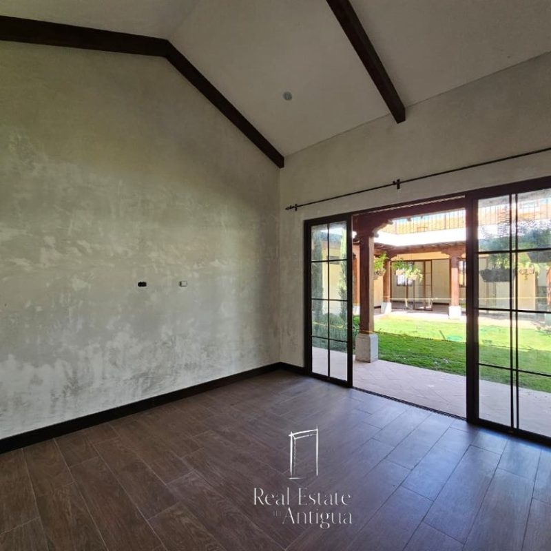 Casa Oasis en Venta – Residencia de Lujo con Piscina, Jardín y 4 Habitaciones