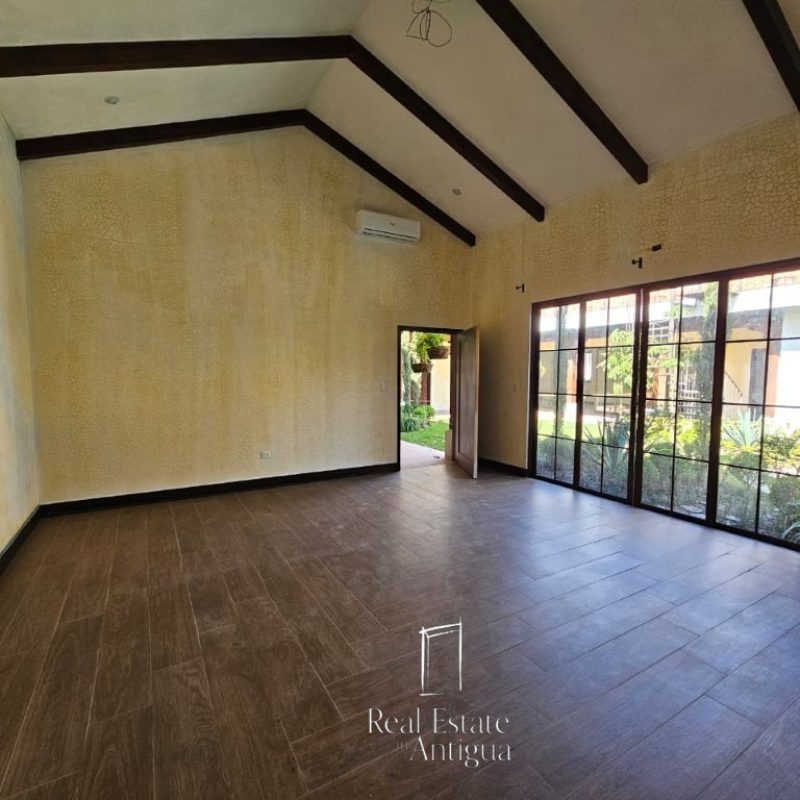 Casa Oasis en Venta – Residencia de Lujo con Piscina, Jardín y 4 Habitaciones