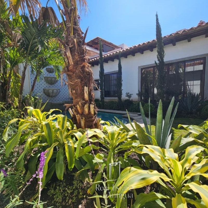 Casa Oasis en Venta – Residencia de Lujo con Piscina, Jardín y 4 Habitaciones