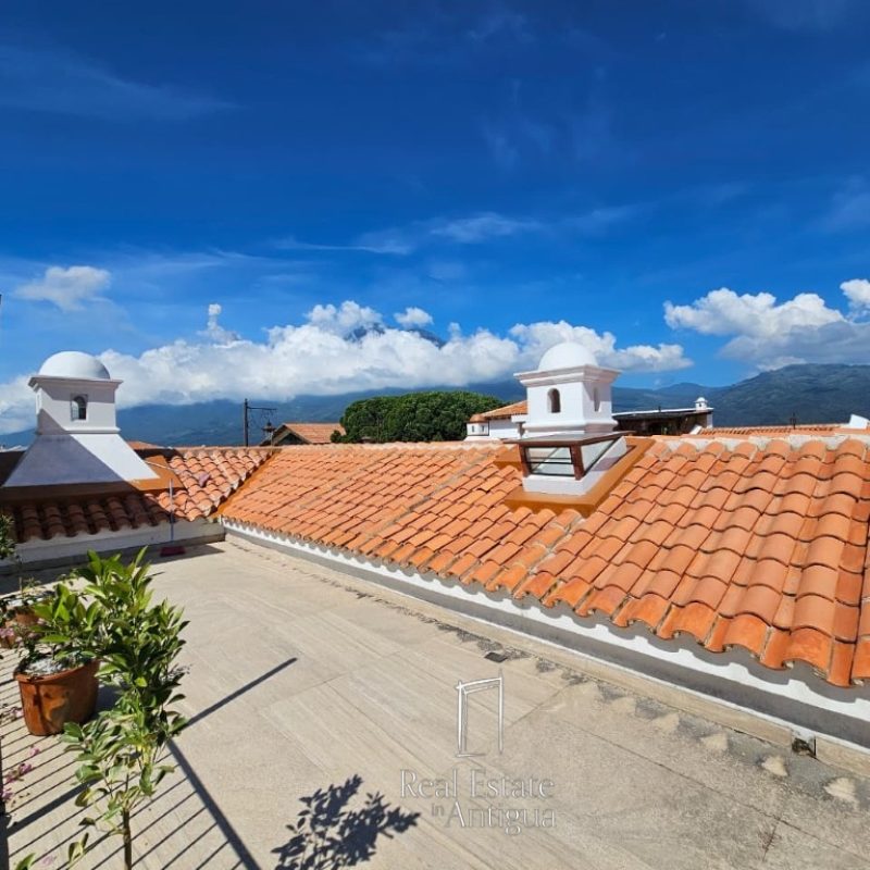 Casa Oasis en Venta – Residencia de Lujo con Piscina, Jardín y 4 Habitaciones