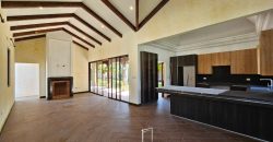 Casa Oasis en Venta – Residencia de Lujo con Piscina, Jardín y 4 Habitaciones