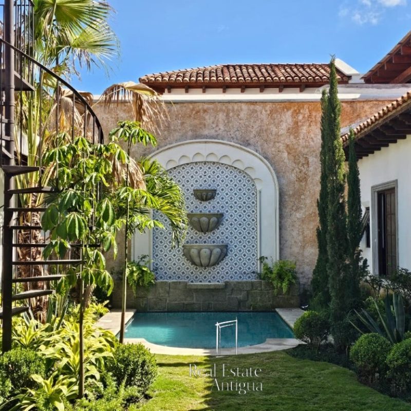 Casa Oasis en Venta – Residencia de Lujo con Piscina, Jardín y 4 Habitaciones