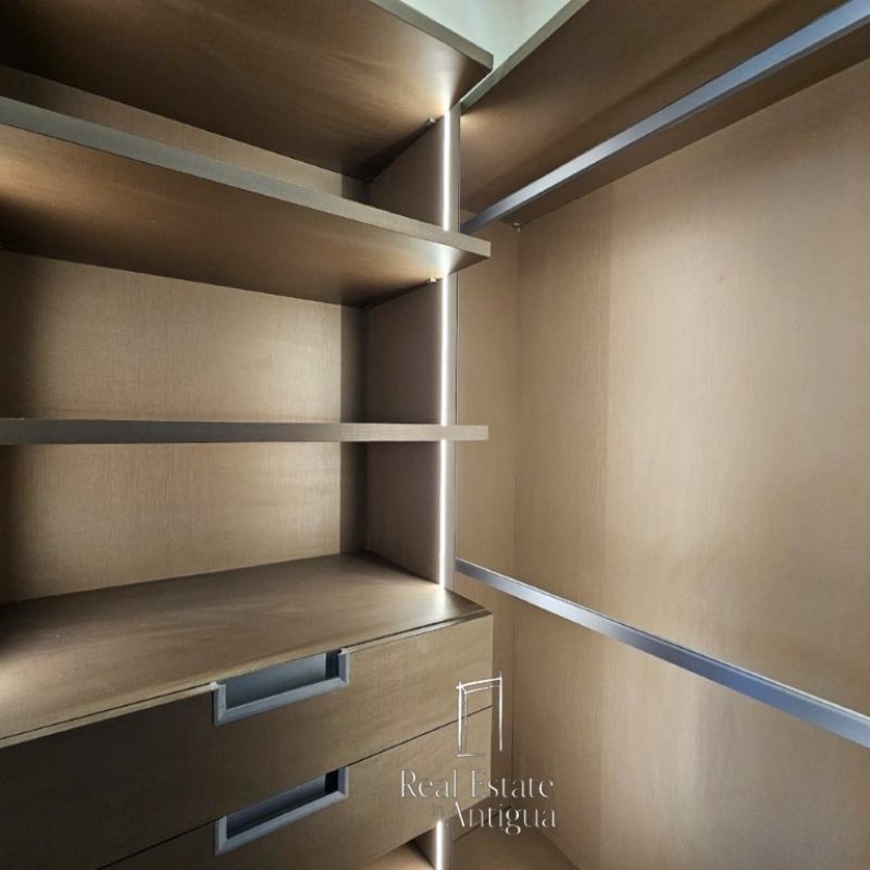 Casa Oasis en Venta – Residencia de Lujo con Piscina, Jardín y 4 Habitaciones