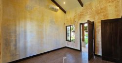 Casa Oasis en Venta – Residencia de Lujo con Piscina, Jardín y 4 Habitaciones