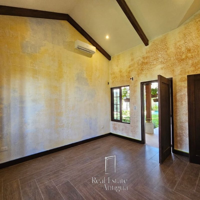 Casa Oasis en Venta – Residencia de Lujo con Piscina, Jardín y 4 Habitaciones