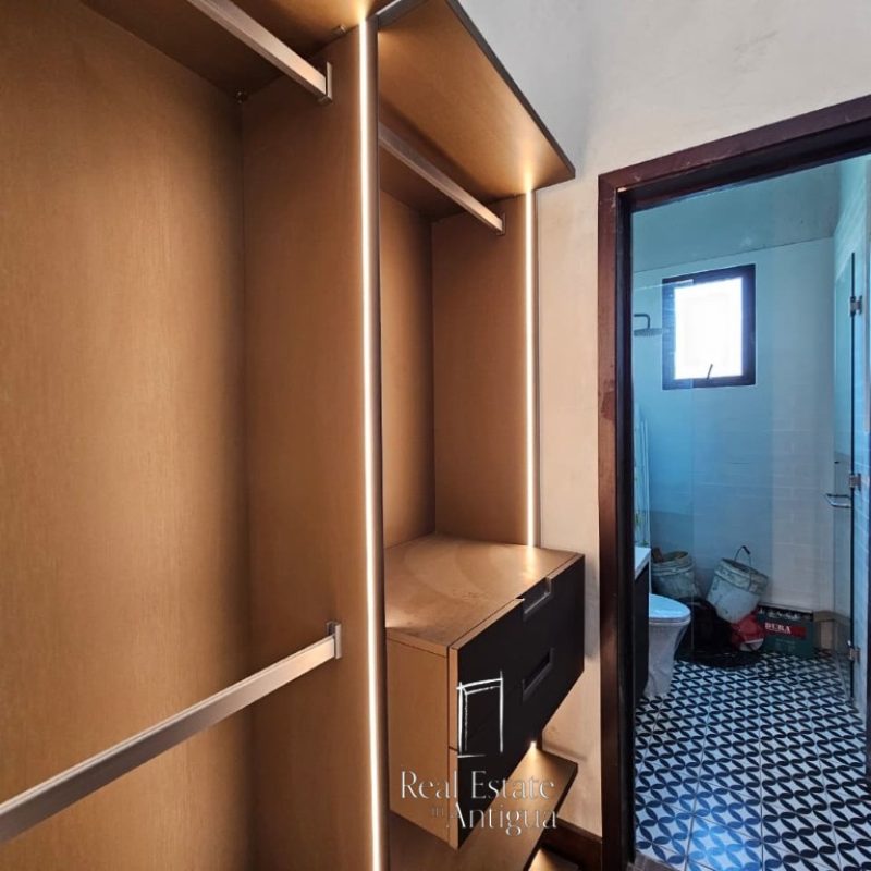 Casa Oasis en Venta – Residencia de Lujo con Piscina, Jardín y 4 Habitaciones