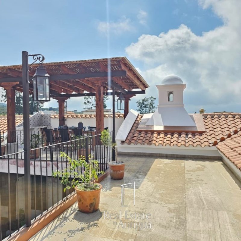 Luxury Residence with Pool, Garden, and 4 Bedrooms – Real Estate in Antigua