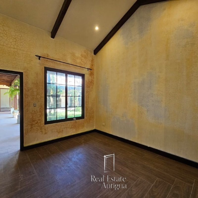 Casa Oasis en Venta – Residencia de Lujo con Piscina, Jardín y 4 Habitaciones