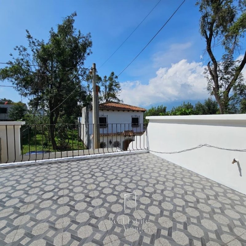 Modern House with Volcano Views – Residential Area 18 Minutes from La Antigua