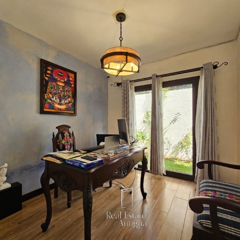 Modern House with Volcano Views – Residential Area 18 Minutes from La Antigua