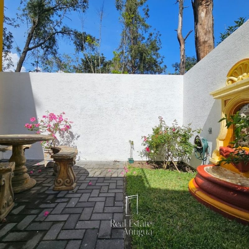 Modern House with Volcano Views – Residential Area 18 Minutes from La Antigua