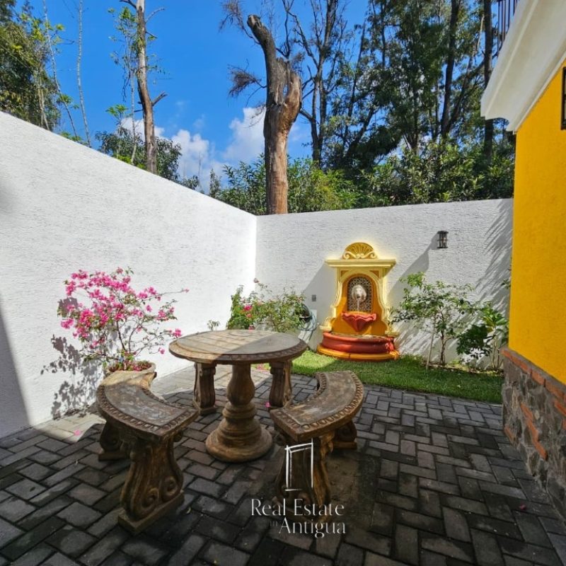 Modern House with Volcano Views – Residential Area 18 Minutes from La Antigua