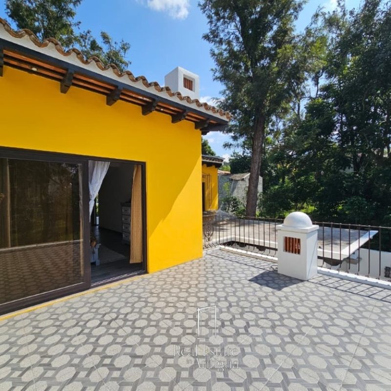 Modern House with Volcano Views – Residential Area 18 Minutes from La Antigua
