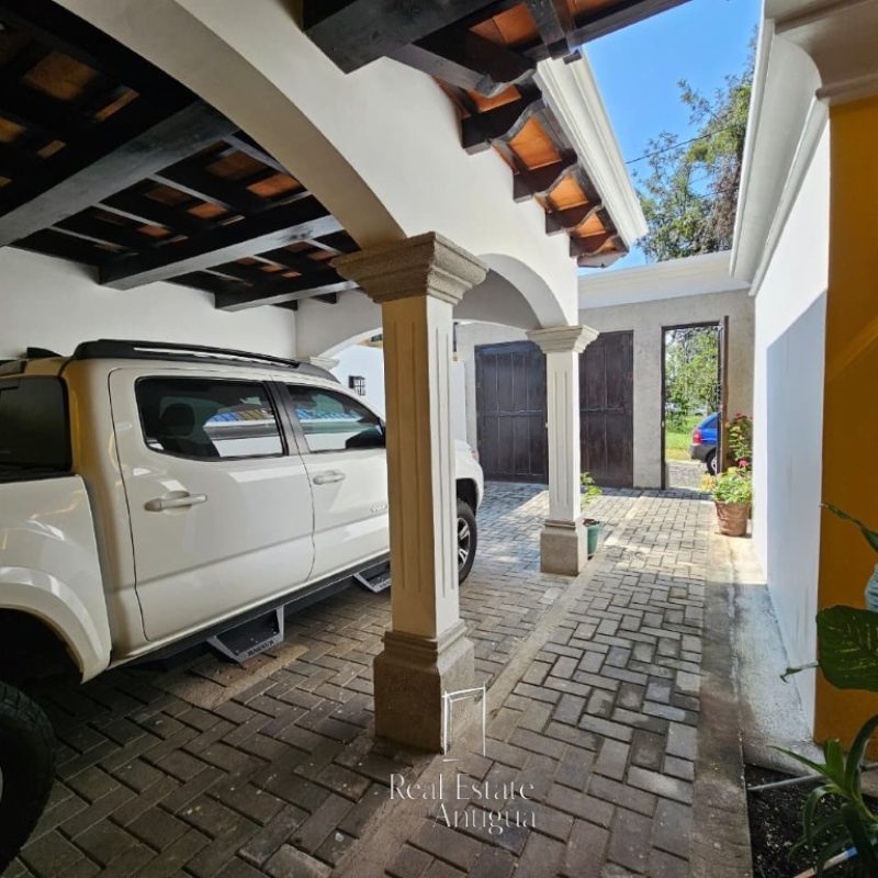 Modern House with Volcano Views – Residential Area 18 Minutes from La Antigua