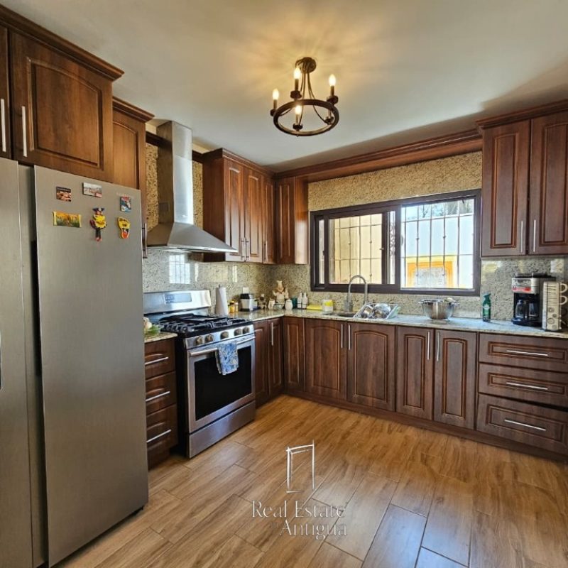 Modern House with Volcano Views – Residential Area 18 Minutes from La Antigua