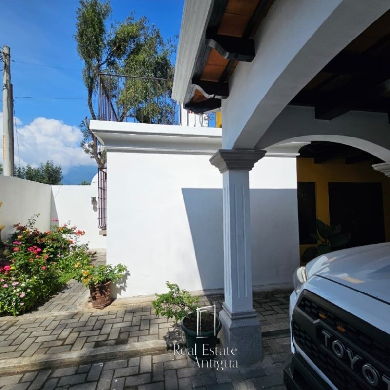 Modern House with Volcano Views – Residential Area 18 Minutes from La Antigua