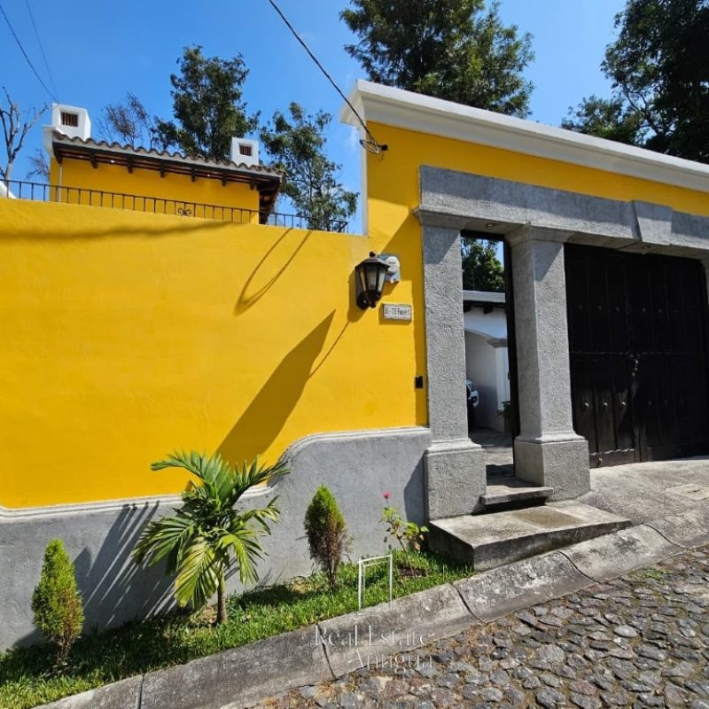 Modern House with Volcano Views – Residential Area 18 Minutes from La Antigua