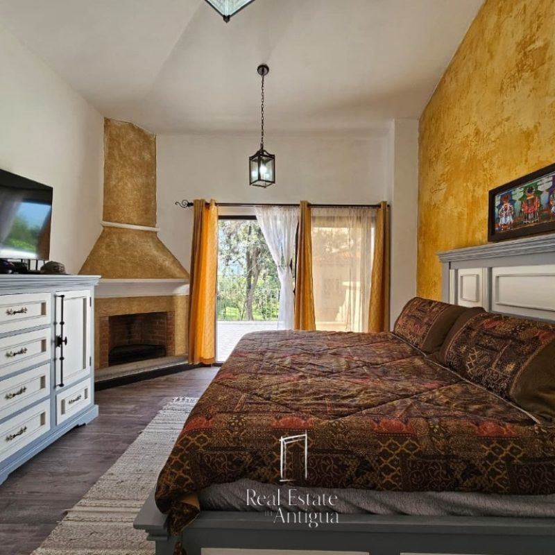 Modern House with Volcano Views – Residential Area 18 Minutes from La Antigua