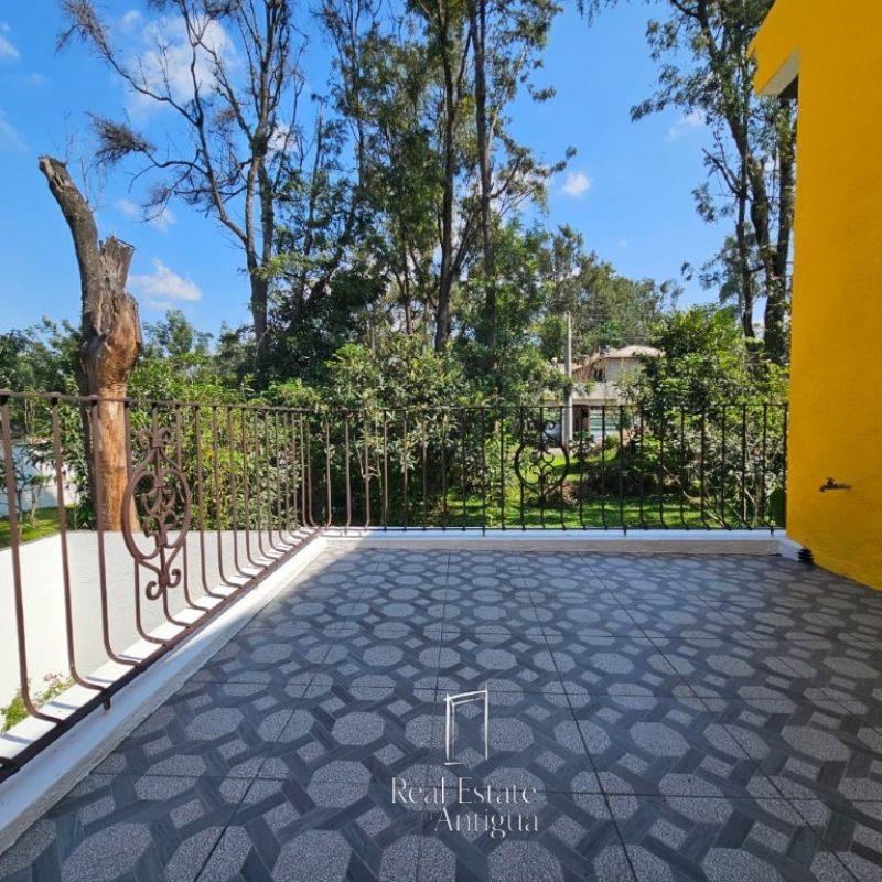 Modern House with Volcano Views – Residential Area 18 Minutes from La Antigua