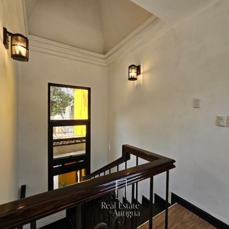 Modern House with Volcano Views – Residential Area 18 Minutes from La Antigua