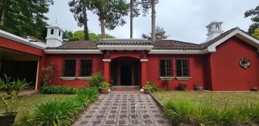 Single-story property with 530 m² of construction