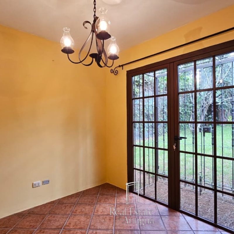 Single-story property with 530 m² of construction