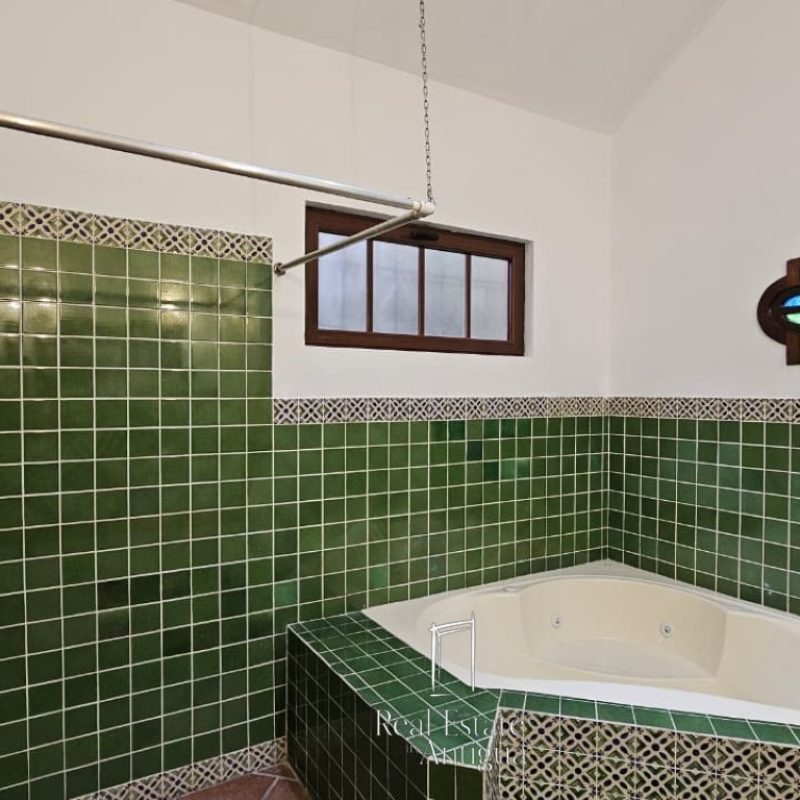 Single-story property with 530 m² of construction