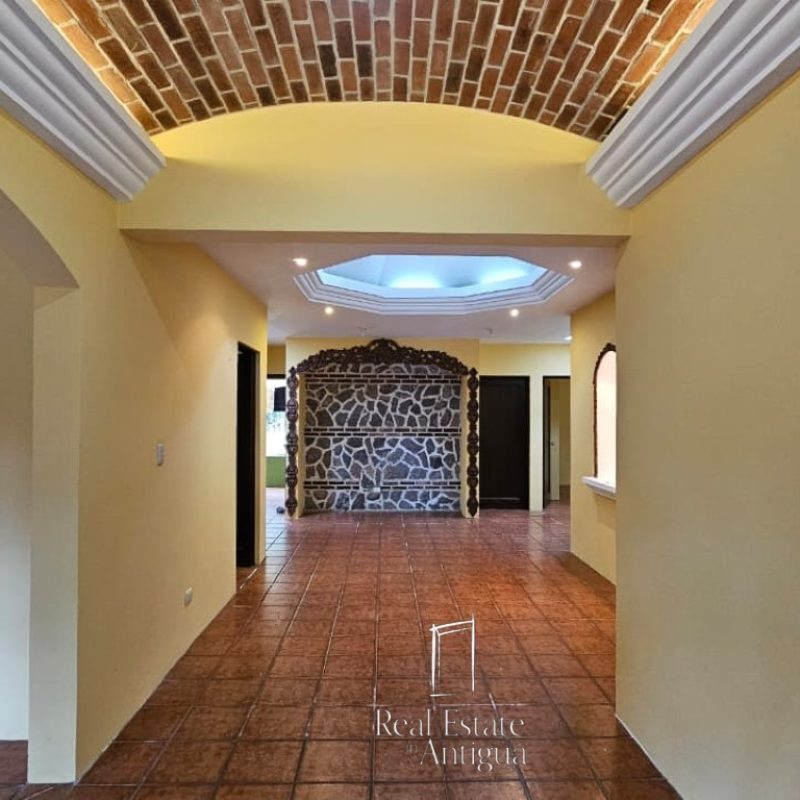 Single-story property with 530 m² of construction