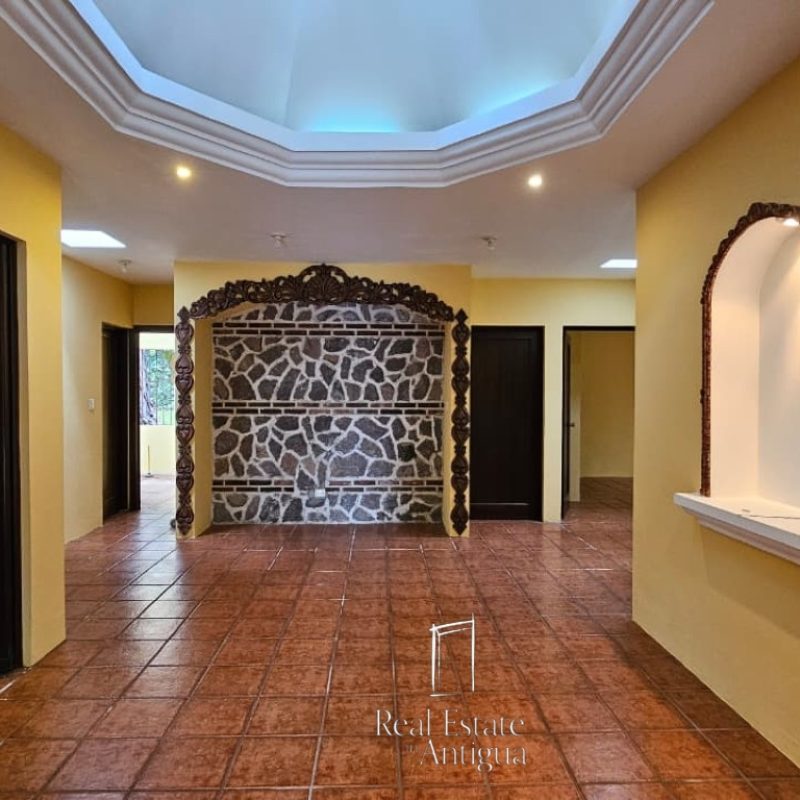 Single-story property with 530 m² of construction