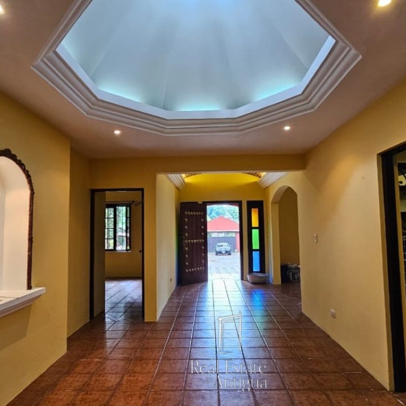 Single-story property with 530 m² of construction