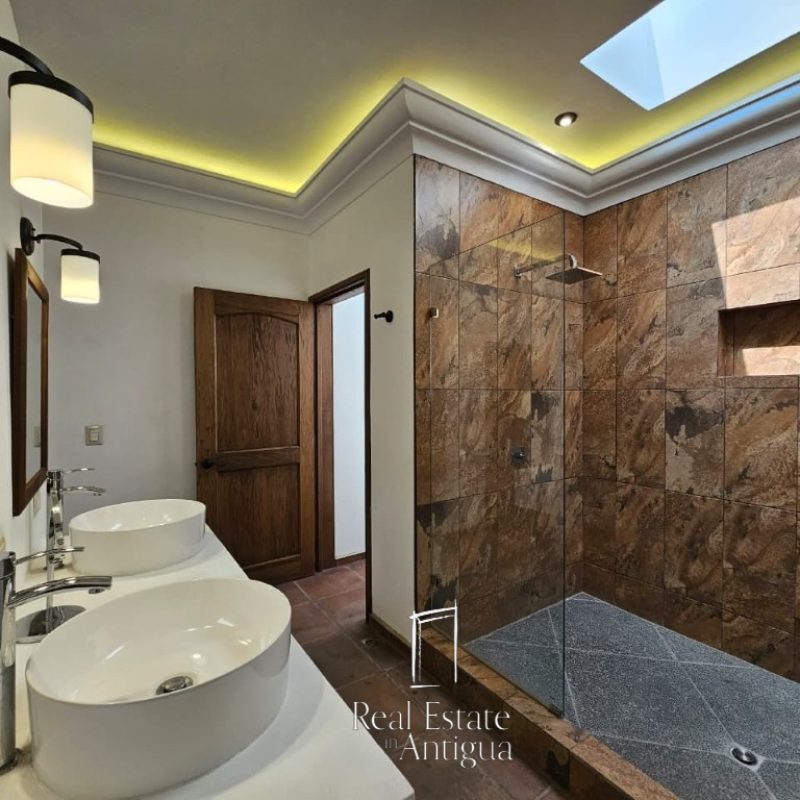 Spacious Mirror-Style House with Luxury Finishes