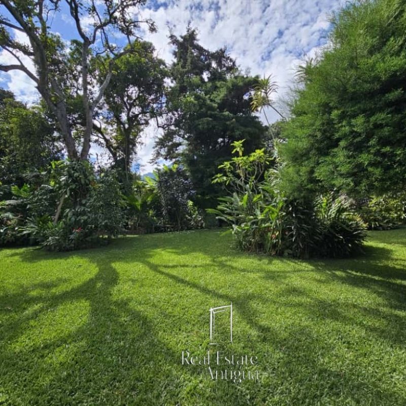 Land for sale located in a strategic area, ideal for investment.