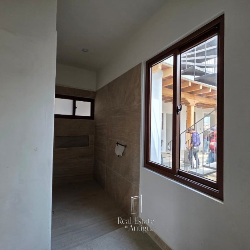 Casa de esquina con amplio jardín y hermosas vistas