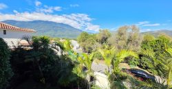 Residencia de Estilo Antigüeño con Vistas al Volcán de Agua