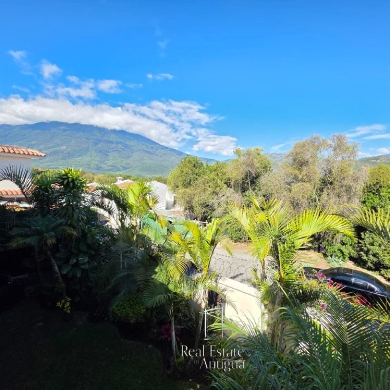 Residencia de Estilo Antigüeño con Vistas al Volcán de Agua