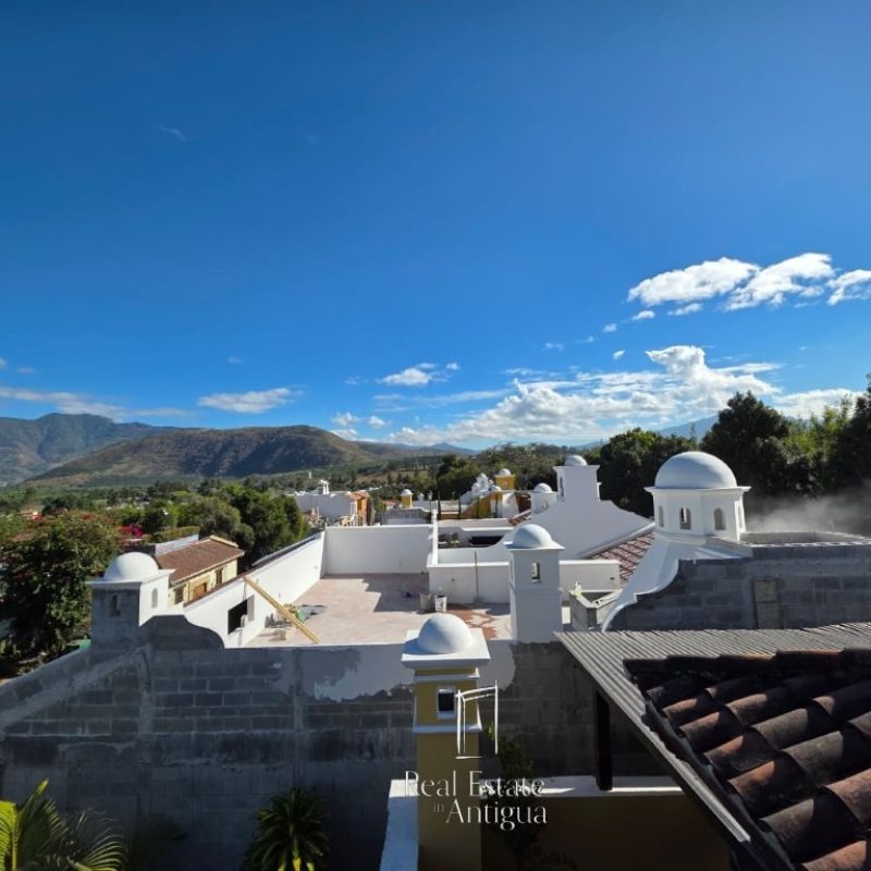 Residencia de Estilo Antigüeño con Vistas al Volcán de Agua