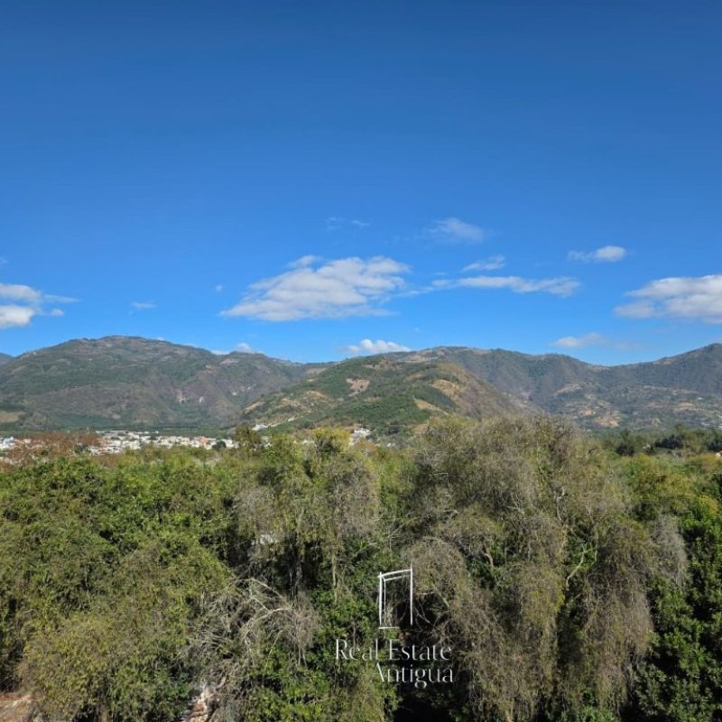 Residencia de Estilo Antigüeño con Vistas al Volcán de Agua