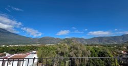 Residencia de Estilo Antigüeño con Vistas al Volcán de Agua