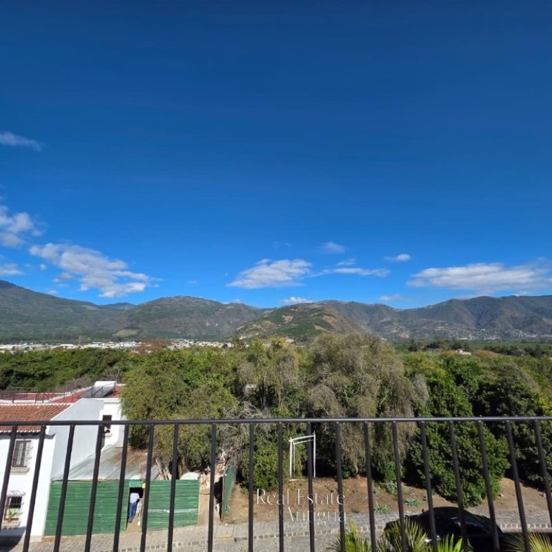 Residencia de Estilo Antigüeño con Vistas al Volcán de Agua