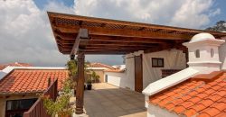 Casa de Estilo Colonial de Un Solo Nivel con Patio Central, Pérgola y Vistas Increíbles