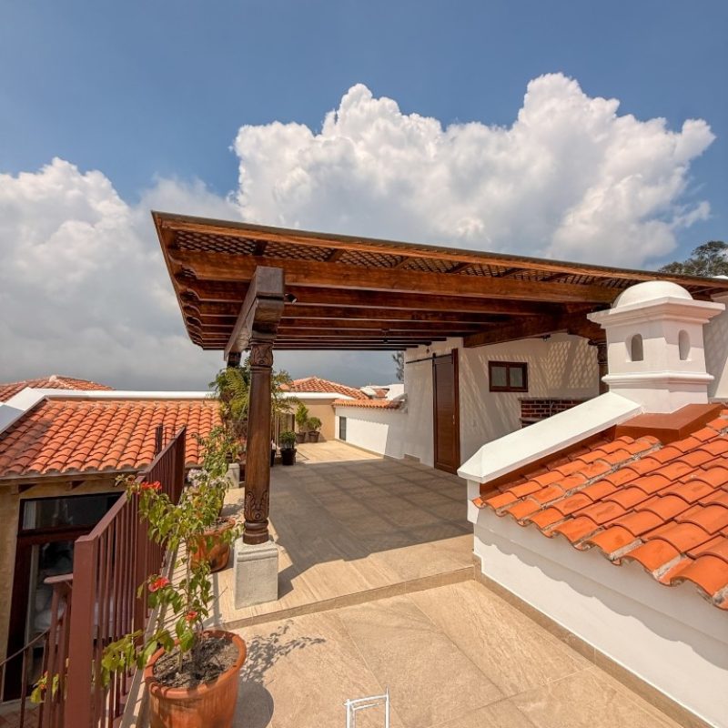 Casa de Estilo Colonial de Un Solo Nivel con Patio Central, Pérgola y Vistas Increíbles