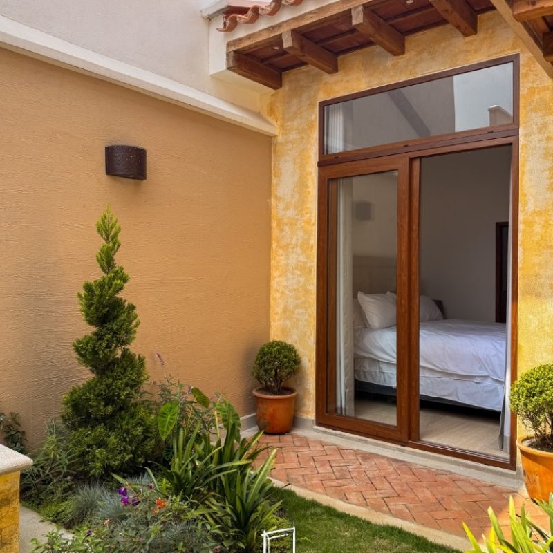 Casa de Estilo Colonial de Un Solo Nivel con Patio Central, Pérgola y Vistas Increíbles