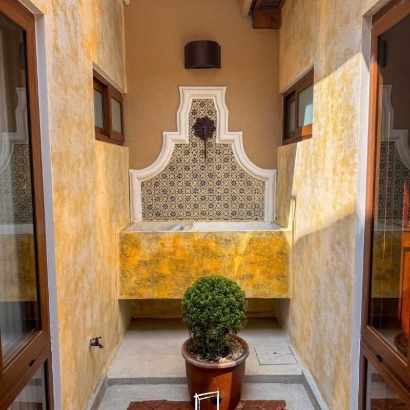 Casa de Estilo Colonial de Un Solo Nivel con Patio Central, Pérgola y Vistas Increíbles