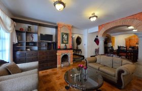 House walking distance from Central Park