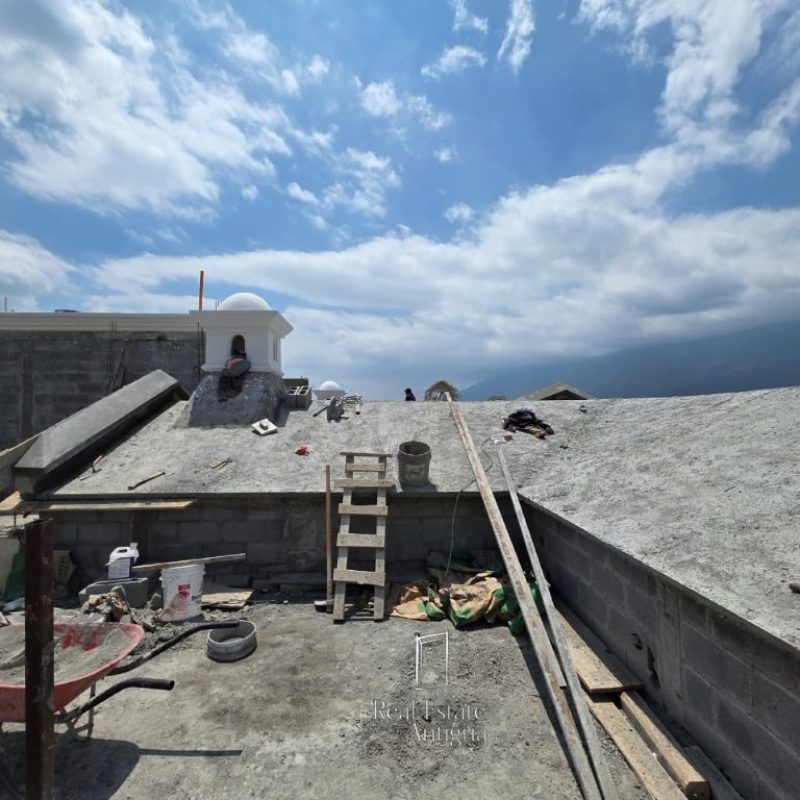 House for Sale with a Terrace and Premium Amenities