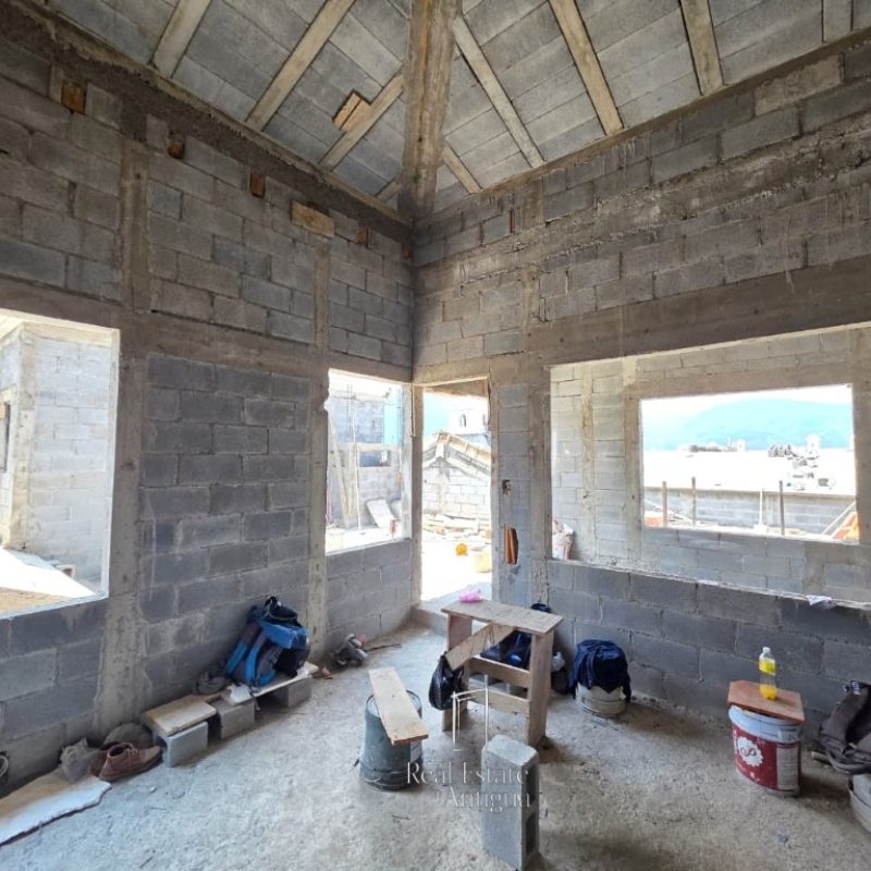 House for Sale with a Terrace and Premium Amenities