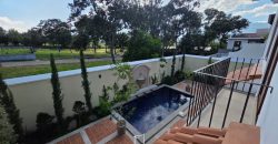 Hermosa Casa de Esquina Frente al Parque con Jardín, Piscina y Pérgola