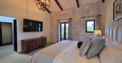 Hermosa Casa de Esquina Frente al Parque con Jardín, Piscina y Pérgola