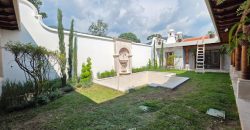 Elegante Casa Esquinera con Piscina en Ubicación Privilegiada y Caminable en Antigua