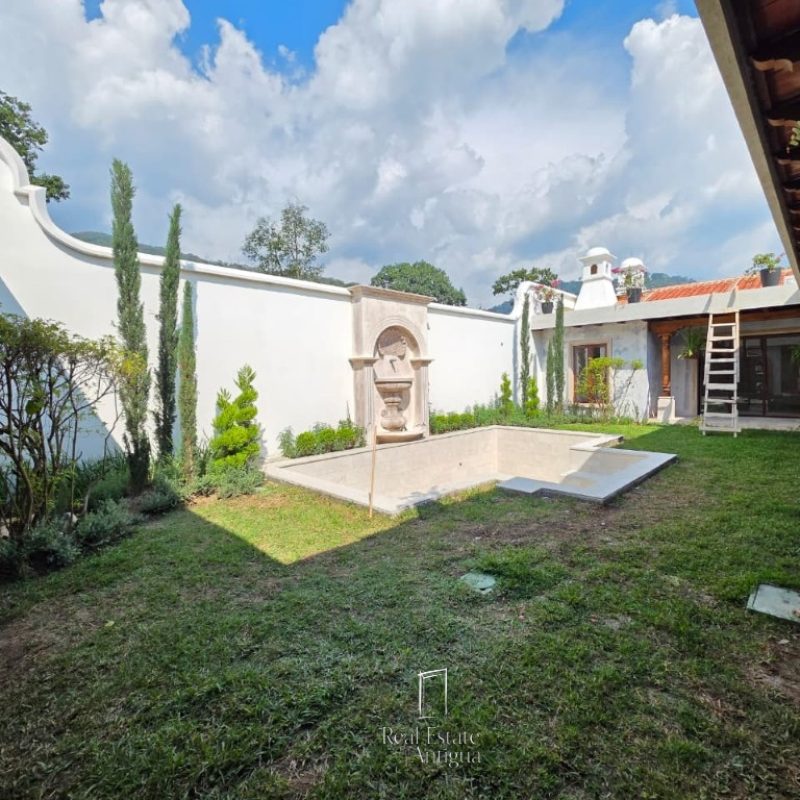 Elegante Casa Esquinera con Piscina en Ubicación Privilegiada y Caminable en Antigua